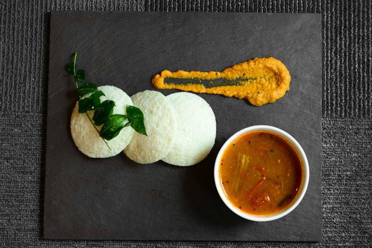 古瓦哈提丽笙酒店 外观 照片 Idli, sambar and chutney
