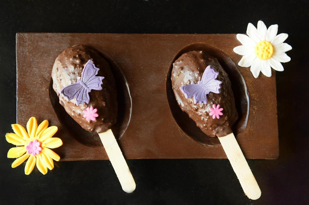 古瓦哈提丽笙酒店 外观 照片 Chocolate-covered marzipan