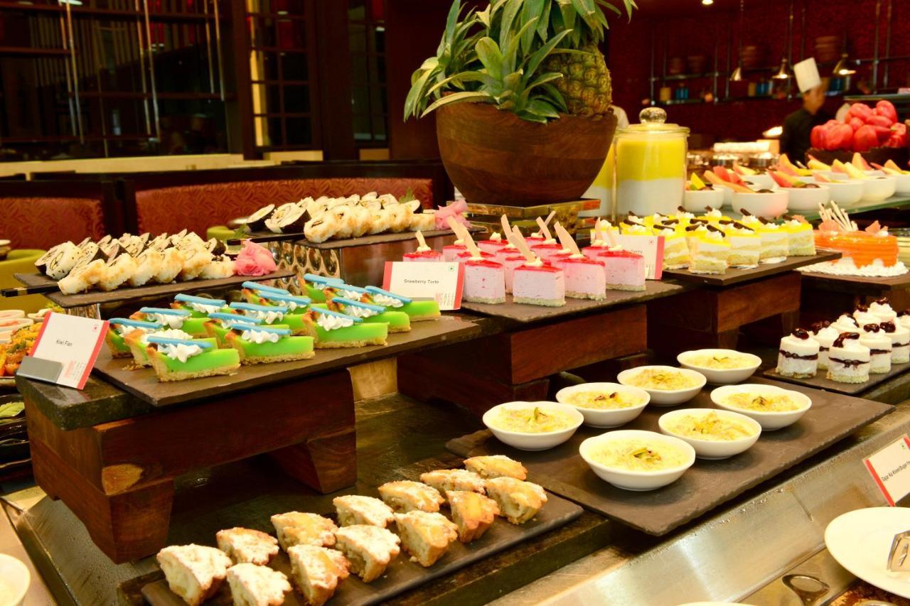 古瓦哈提丽笙酒店 外观 照片 A dessert buffet