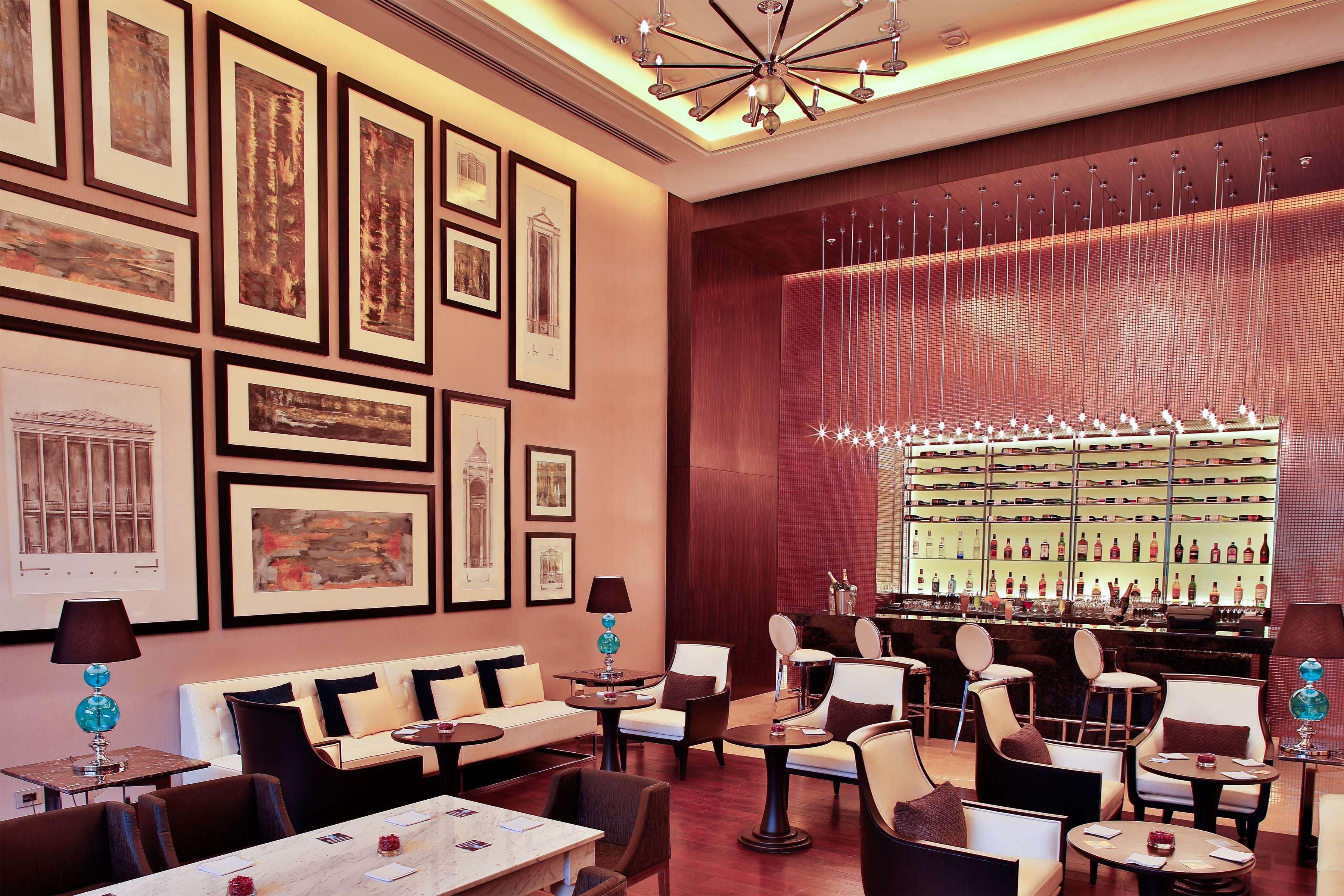古瓦哈提丽笙酒店 外观 照片 The bar at the hotel