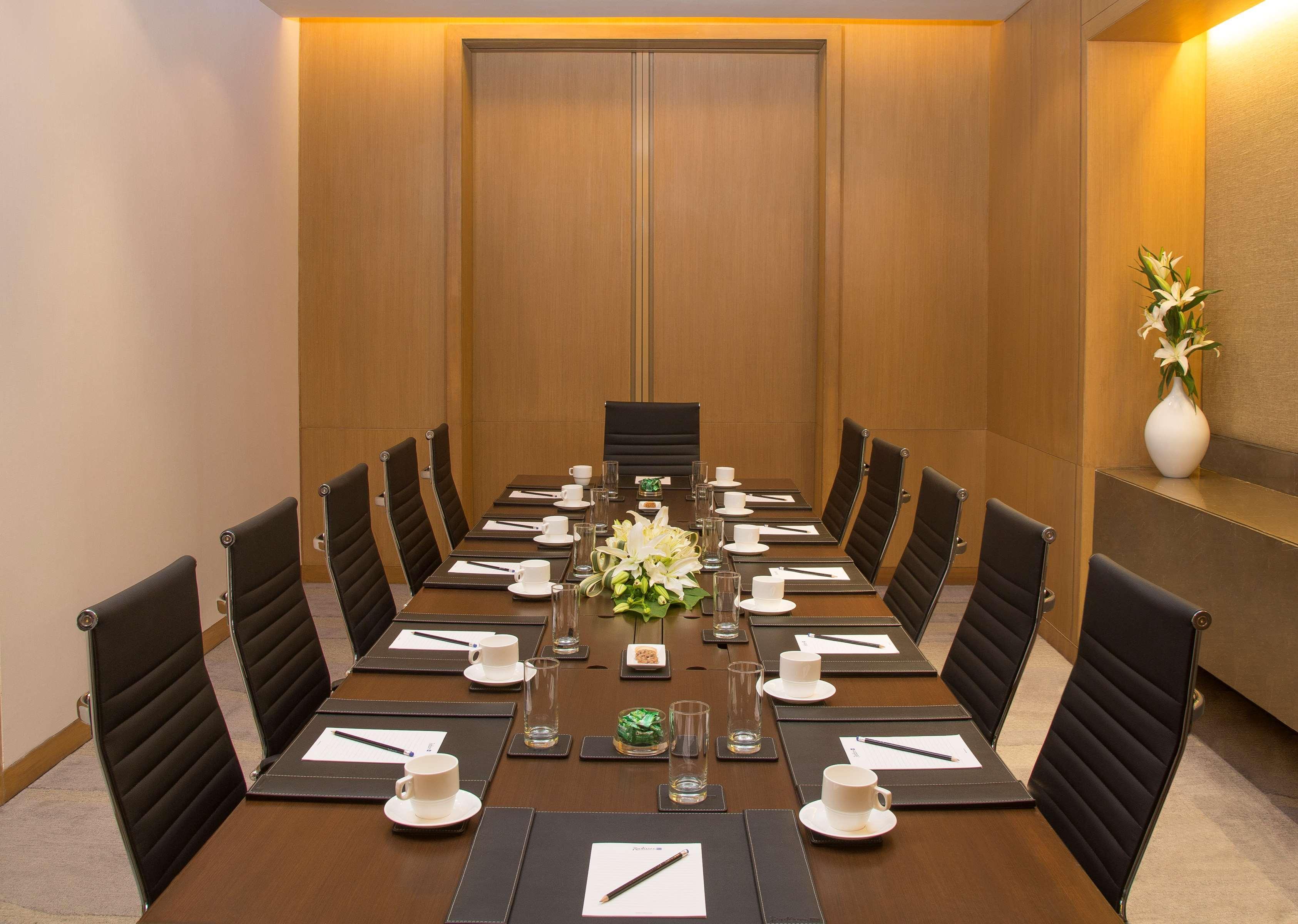 古瓦哈提丽笙酒店 外观 照片 Boardroom at the Park, New Delhi