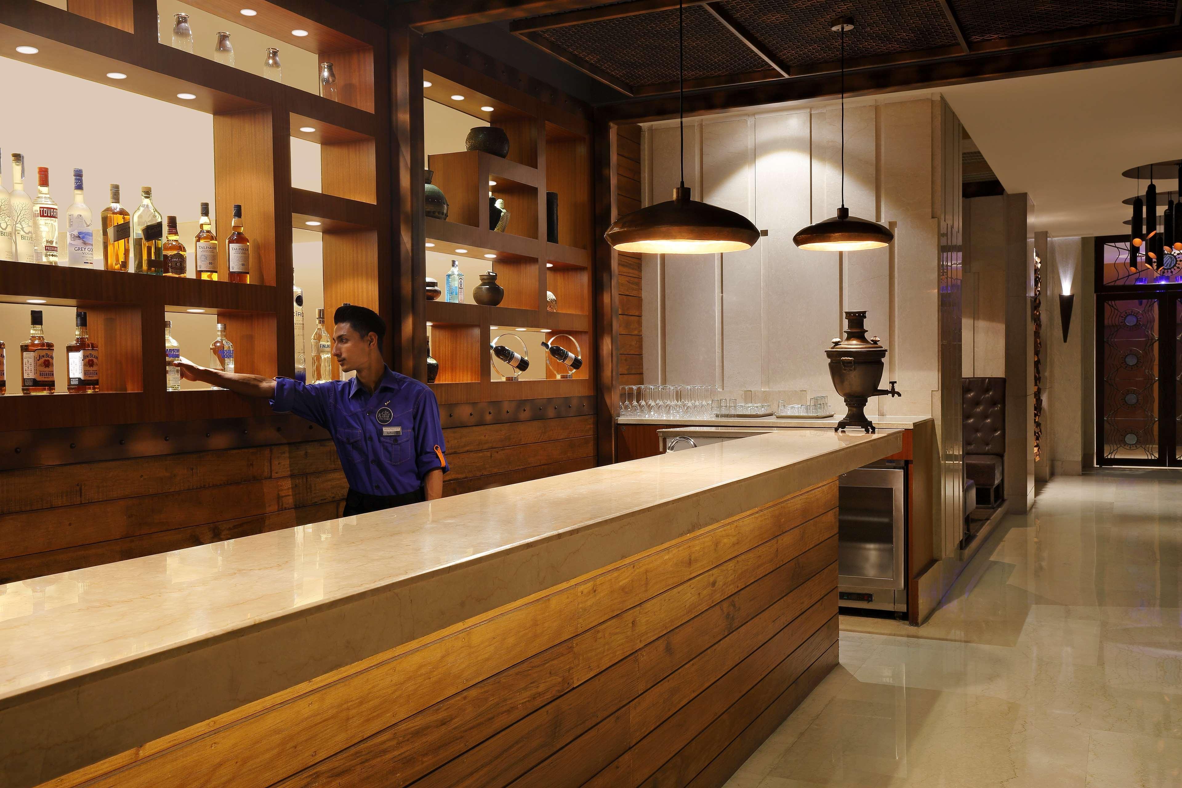 古瓦哈提丽笙酒店 外观 照片 The bar at the lounge