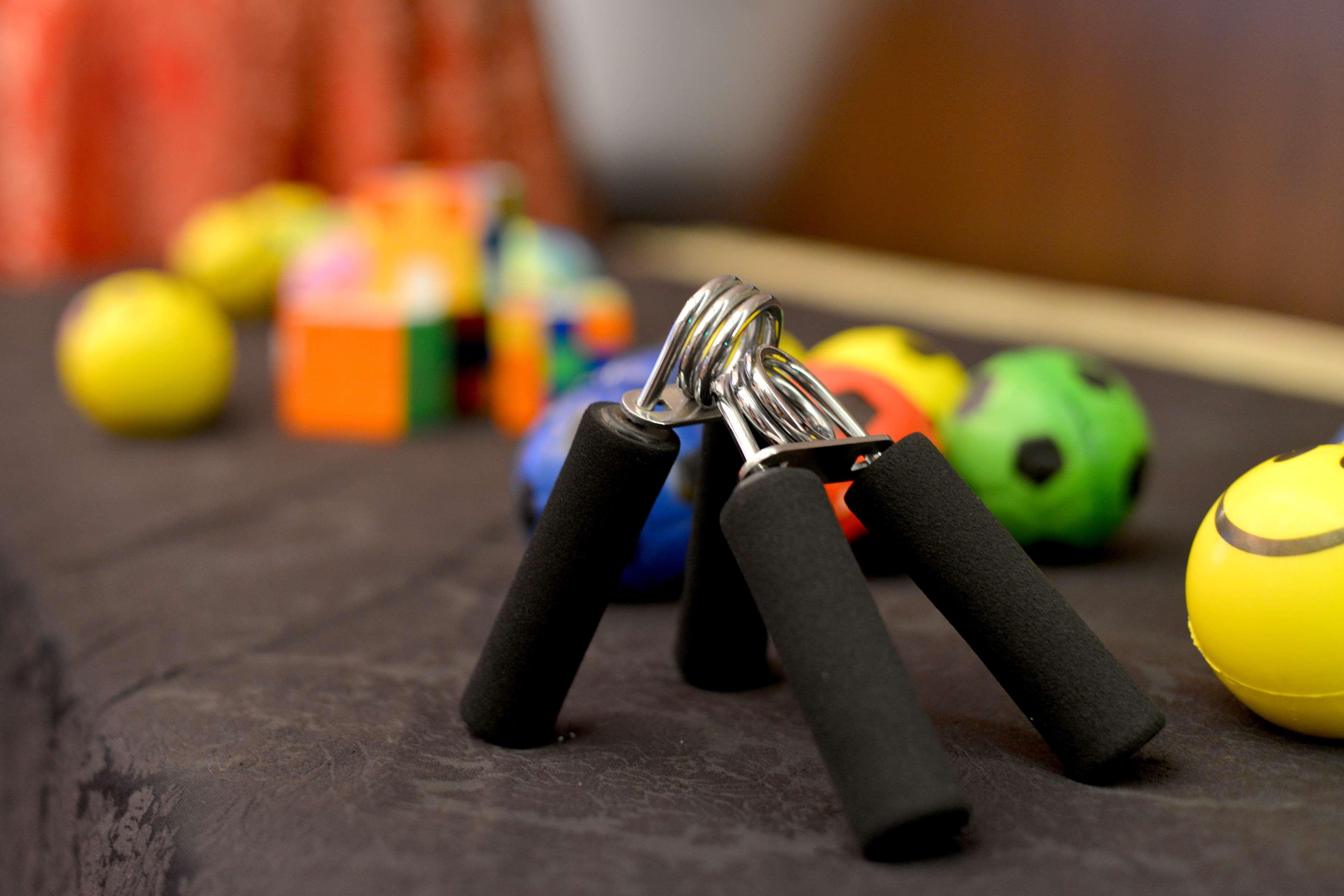古瓦哈提丽笙酒店 外观 照片 A pair of hand grips