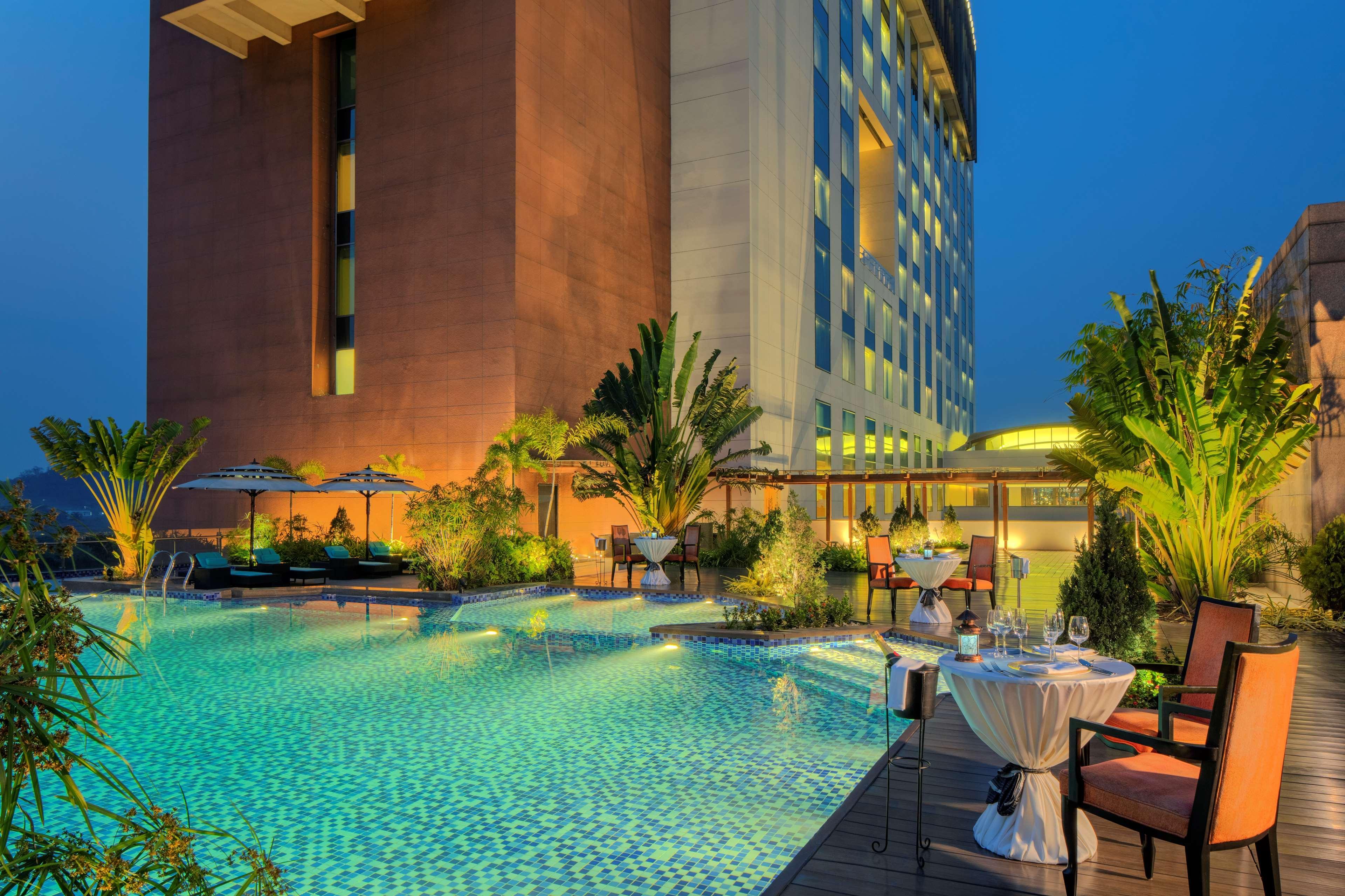 古瓦哈提丽笙酒店 外观 照片 The pool at the hotel