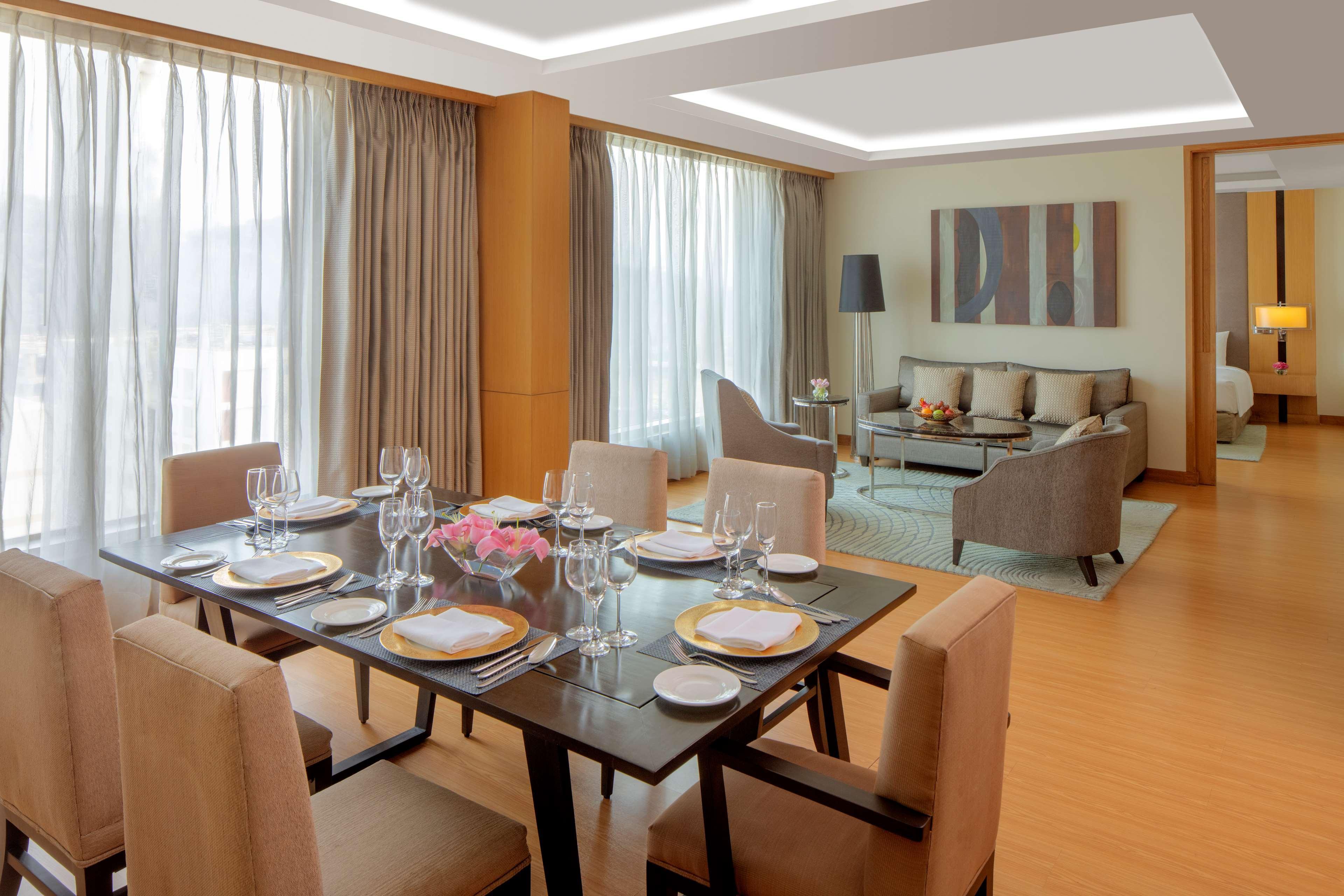 古瓦哈提丽笙酒店 外观 照片 A suite at the hotel