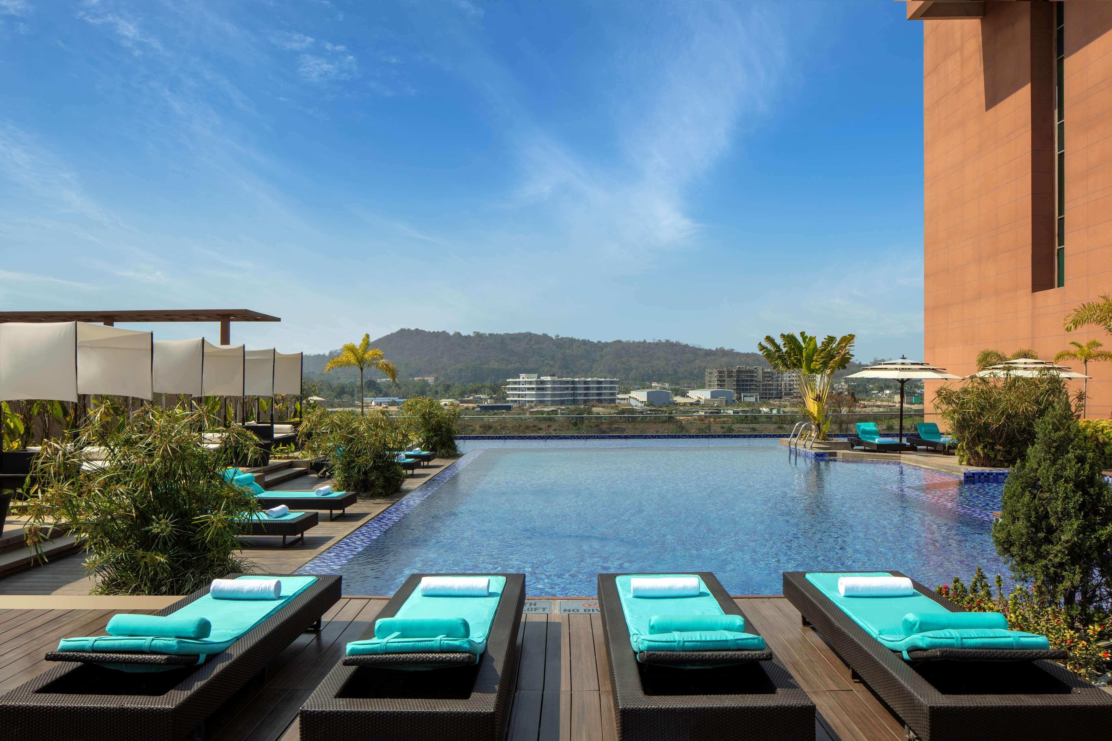 古瓦哈提丽笙酒店 外观 照片 The pool at the hotel