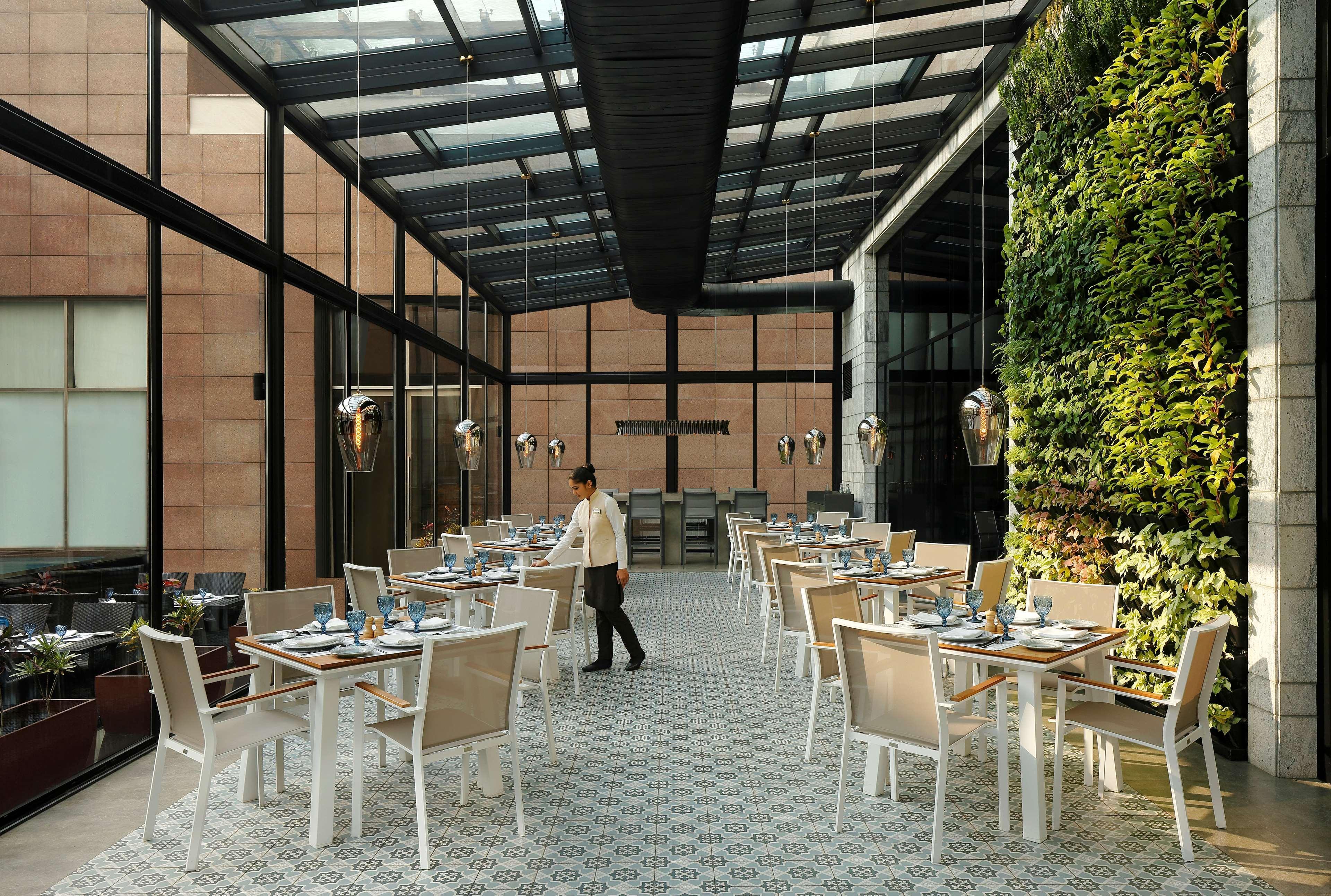 古瓦哈提丽笙酒店 外观 照片 The Terrace