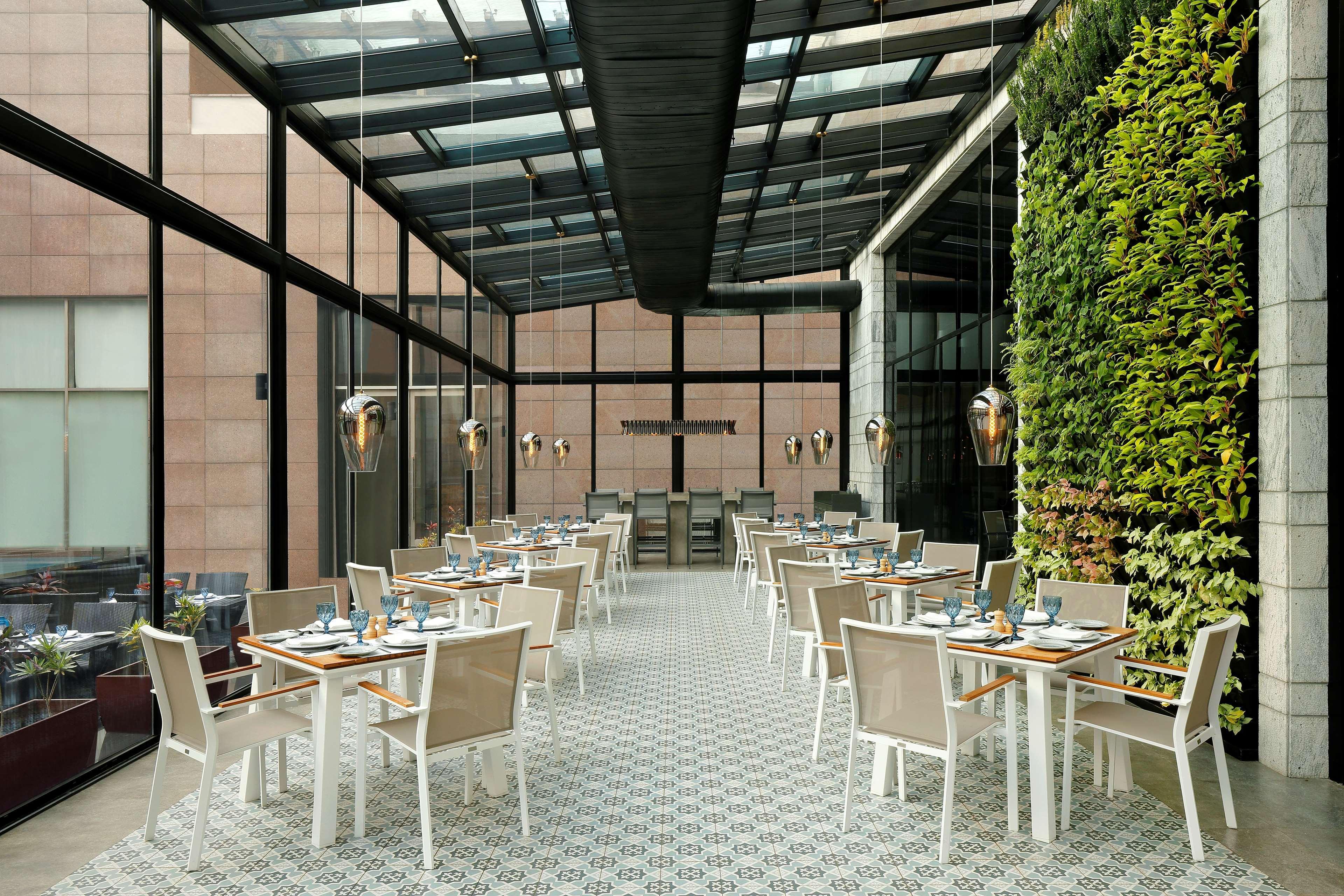 古瓦哈提丽笙酒店 外观 照片 The restaurant