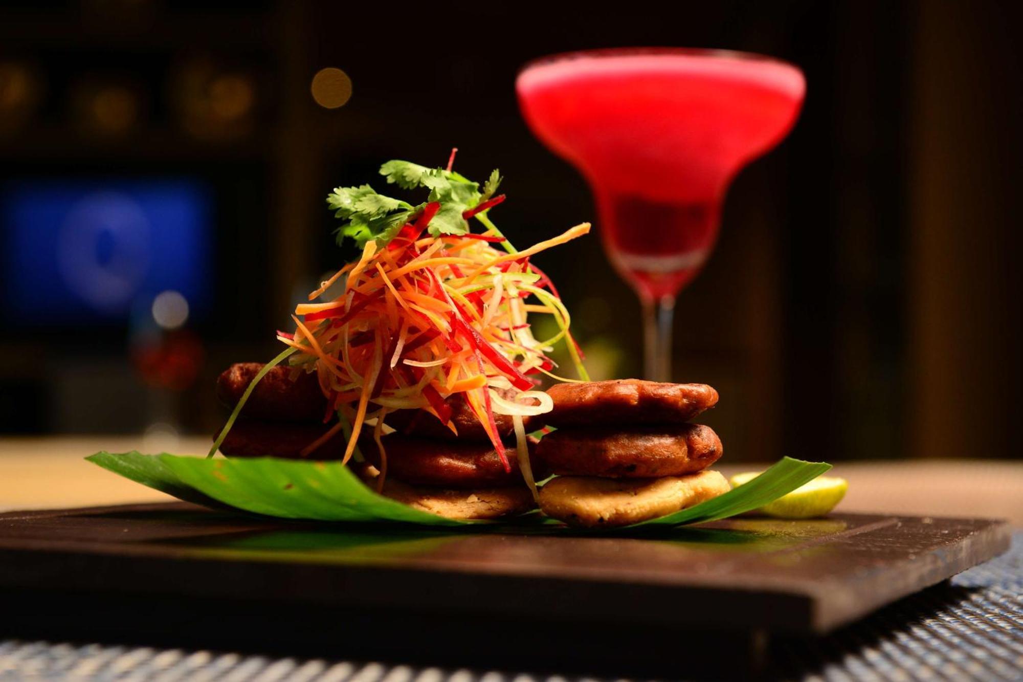 古瓦哈提丽笙酒店 外观 照片 A cocktail and a snack