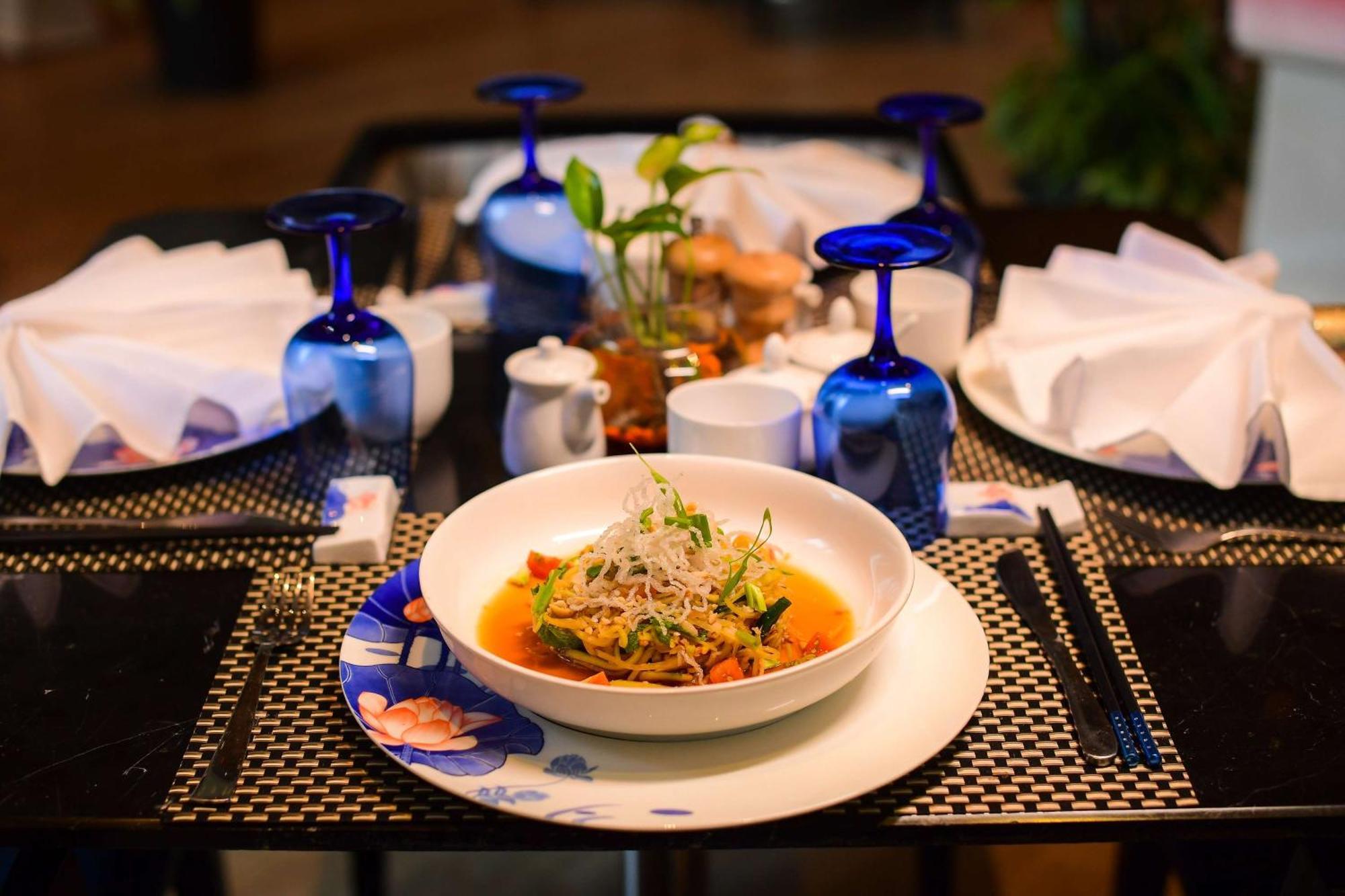 古瓦哈提丽笙酒店 外观 照片 A dish of Thai cuisine