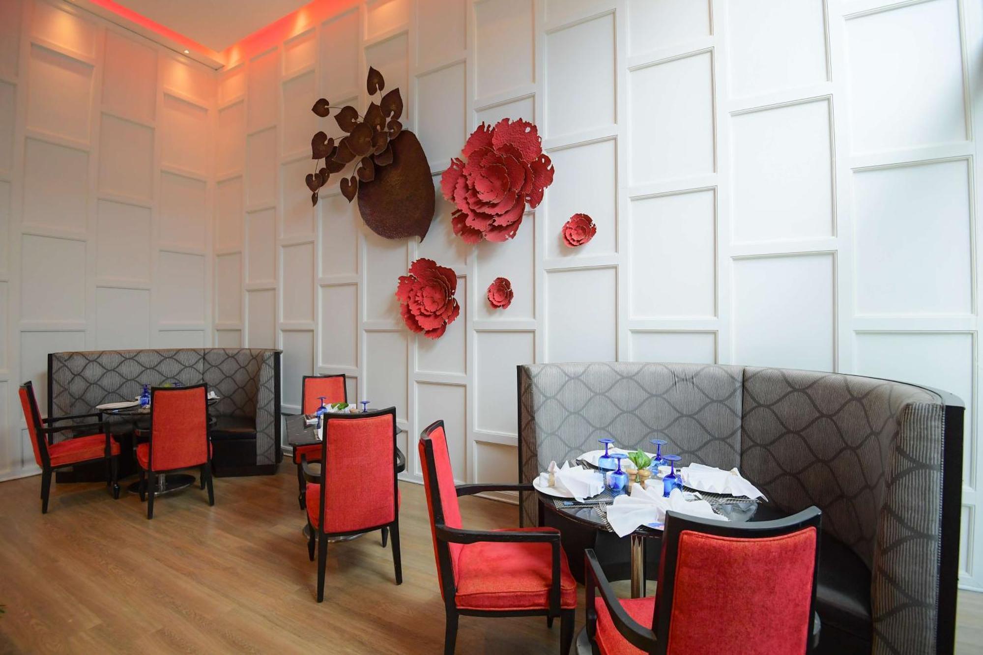 古瓦哈提丽笙酒店 外观 照片 The interior of the restaurant