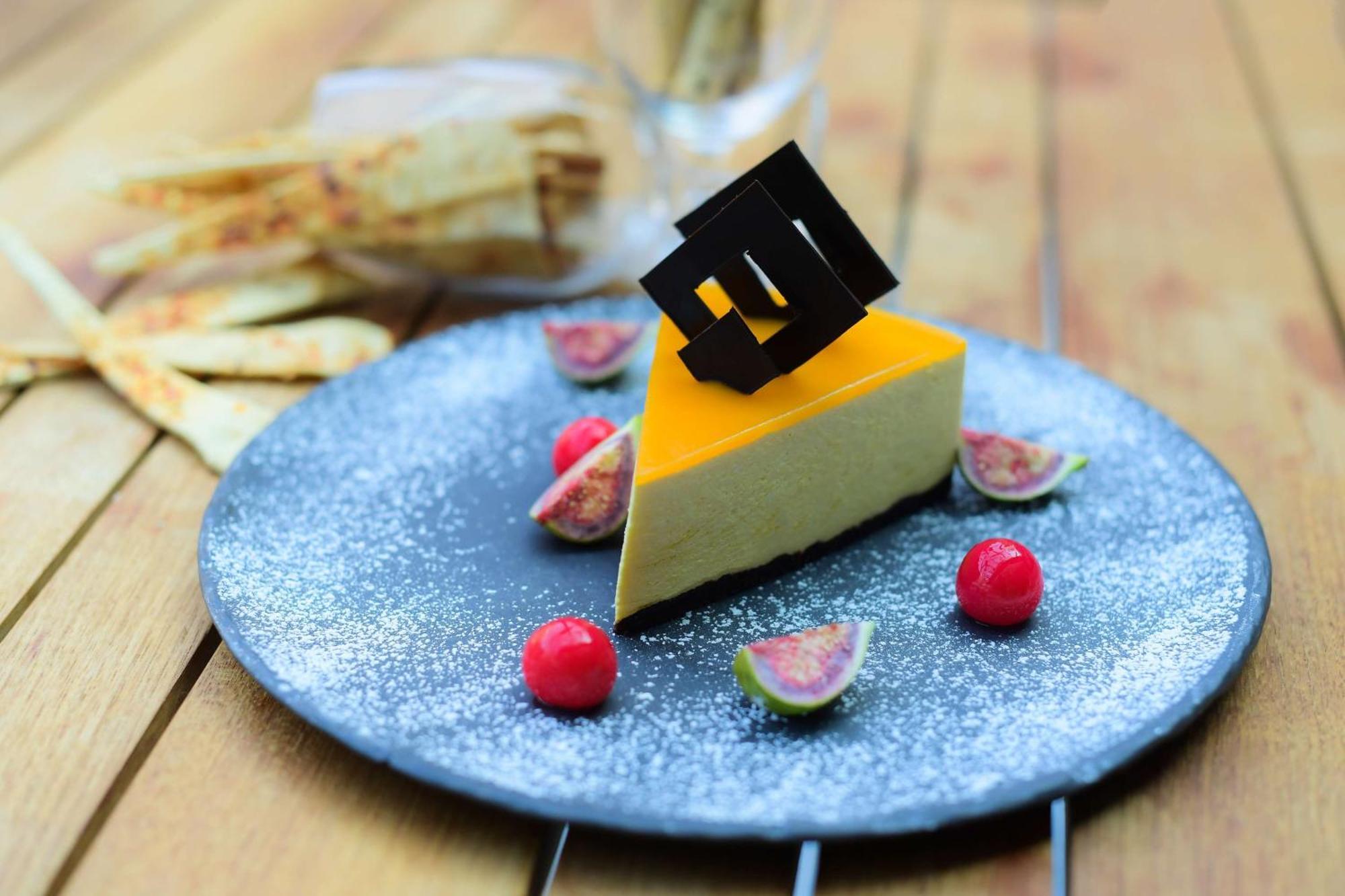 古瓦哈提丽笙酒店 外观 照片 A slice of mango cheesecake