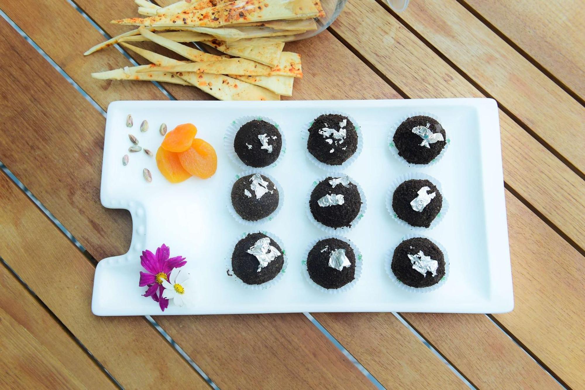 古瓦哈提丽笙酒店 外观 照片 Chocolate truffles