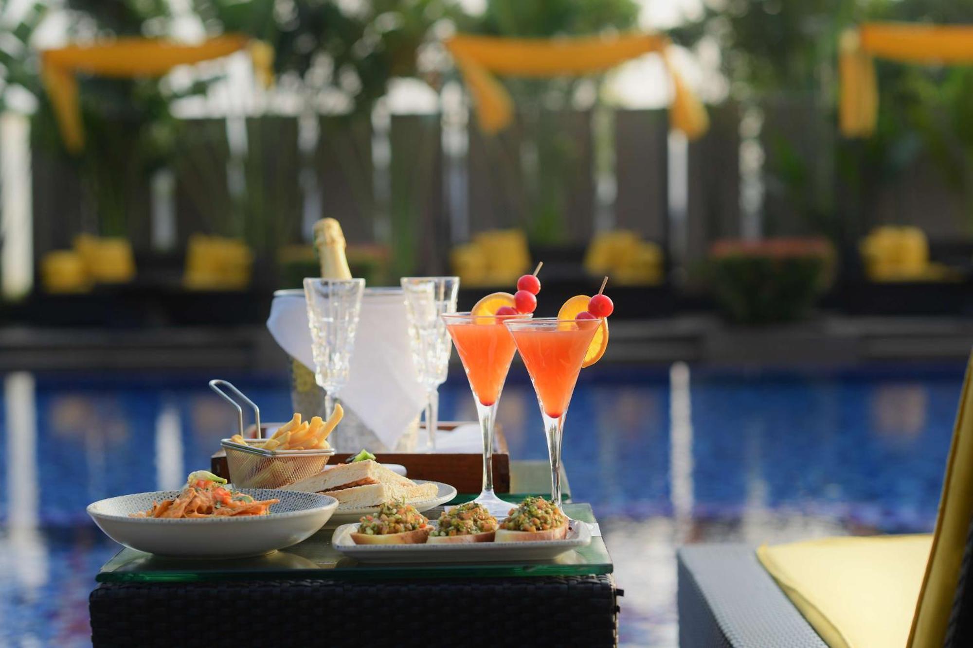 古瓦哈提丽笙酒店 外观 照片 Cocktails at the bar